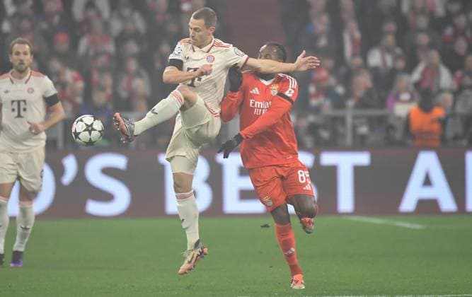 06 11 2024, xemx, Football UEFA Champions League, FC Bayern Muenchen Benfica Lisbon emspor, v l Joshua Kimmich FC Bayern Muenchen , Renato Sanches Benfica Lisbon duel, action, action, battle for the ball DFL DFB REGULATIONS PROHIBIT ANY USE OF PHOTOGRAPHS as IMAGE SEQUENCES and or QUASI VIDEO Muenchen