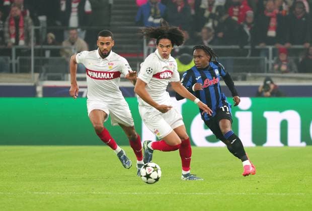06 11 2024, Germany, Stuttgart, Soccer Champions League, VfB Stuttgart vs Atalanta Bergamo, f l Josha Vagnoman VfB , Anrie Chase VfB , Ademola Lookman Bergamo