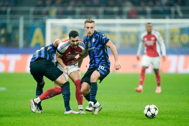 Milano Italy, November 6th 2024: Benjamin Pavard (28 Inter) and Davide Frattesi (16 Inter) defend against Mikel Merino (23 Arsenal) during the UEFA Champions League football match between FC Internazionale and Arsenal FC at San Siro in Milano, Italy. (Daniela Porcelli SPP) Copyright: xDanielaxPorcellix xSPPx spp-en-DaPoSp-20241106-_DP27950