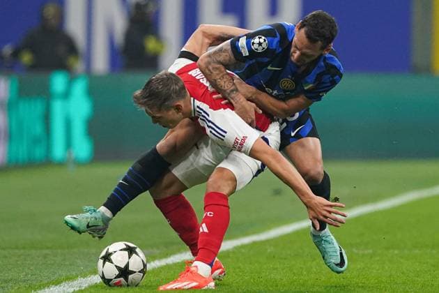 Leandro Trossard of Arsenal battles Inter Milan v Arsenal, UEFA Champions League, Group Stage, Football, San Siro Stadium, Milan, Italy - 06 Nov 2024 EDITORIAL USE ONLY No use with unauthorised audio, video, data, fixture lists, club league logos or live services. Online in-match use limited to 120 images, no video emulation. No use in betting, games or single club league player publications. Copyright: xRemotePhotoPress Shutterstockx 14873845ag