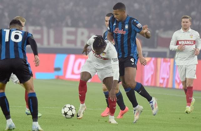 06 11 2024, xhbx, Football UEFA Champions League, VfB Stuttgart Atalanta Bergamo emspor, v l El Bilal Toure VfB Stuttgart , Isak Hien Atalanta Bergamo DFL DFB REGULATIONS PROHIBIT ANY USE OF PHOTOGRAPHS as IMAGE SEQUENCES and or QUASI VIDEO Stuttgart