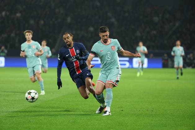 PSG - ATLETICO PHOTOPQR LE PARISIEN Le Parisien Arnaud Journois ; PARIS ; 06 11 2024 ; FOOTBALL , LIGUE DES CHAMPIONS UEFA , PHASE DE LIGUE , 4E JOURNEE , 06 11 2024 , PARIS , PARC DES PRINCES PARIS SG - ATLETICO MADRID PHOTO LE PARISIEN ARNAUD JOURNOIS Bradley Barcola et Clement Lenglet PARIS France  Copyright: xPHOTOPQR LExPARISIEN MAXPPPxLexParisienx xArnaudxJournoisx 20241106LPA2344 20241106LPA2344