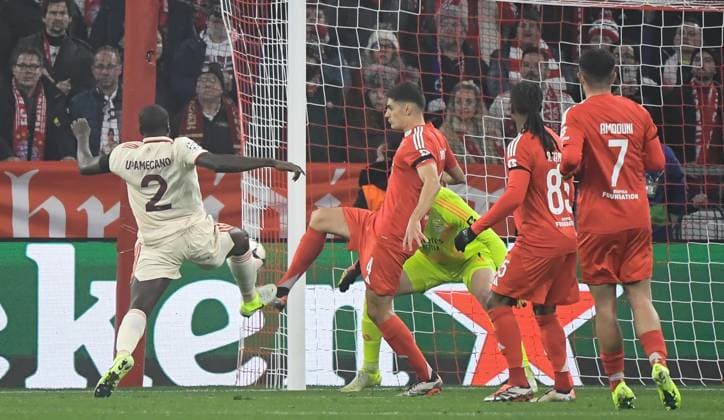 06 11 2024, xemx, Football UEFA Champions League, FC Bayern Muenchen Benfica Lisbon emspor, v l Dayot Upamecano FC Bayern Muenchen , Antonio Silva Benfica Lisbon , duel, action, action, battle for the ball DFL DFB REGULATIONS PROHIBIT ANY USE OF PHOTOGRAPHS as IMAGE SEQUENCES and or QUASI VIDEO Muenchen