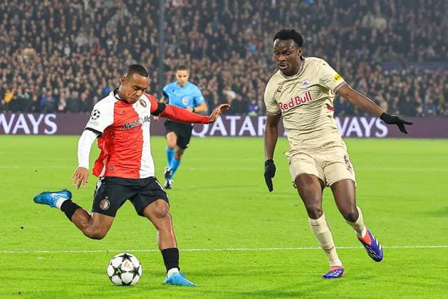 ROTTERDAM, 6-11-2024, Stadium de Kuip, Champions League, 2024 2025, Feyenoord - Red Bull Salzburg, Feyenoord player Igor Paixao, RB salzburg player Samson Baidoo Feyenoord - RB Salzburg  x26683082x Copyright: