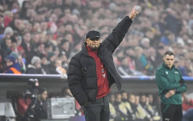 06 11 2024, xemx, Football UEFA Champions League, FC Bayern Muenchen Benfica Lisbon emspor, v l Head coach Vincent Kompany FC Bayern Muenchen gives instructions, gesticulates with arms, gesticulate, gives instructions DFL DFB REGULATIONS PROHIBIT ANY USE OF PHOTOGRAPHS as IMAGE SEQUENCES and or QUASI VIDEO Muenchen