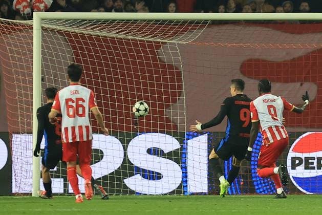 CRVENA ZVEZDA vs BARCELONA ROBERT LEWANDOWSKI Barcelona football player at the UEFA Champions League match against Red Star at the Rajko Mitic stadium, Belgrade 06.11.2024. MN PRESS mi photo FOOTBALL, FOOTBALL, UEFA CHAMPIONS LEAGUE, LIGA CHAMPIONA, RED STAR, RED STAR, BENFICA, BARCELONA Belgrade Stadion Rajko Mitic Serbia Copyright: xMNxPressx