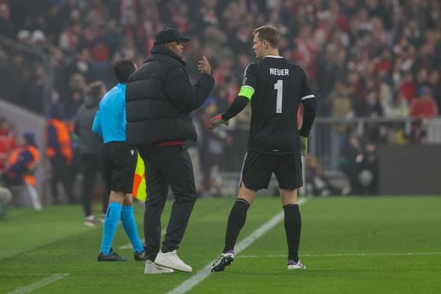 Manuel Neuer 1 FC Bayern Muenchen gets instructions from head coach Vincent Kompany FC Bayern Muenchen , FC Bayern Muenchen vs Benfica Lisbon, Champions League, Soccer, Matchday 4, 06 11 2024 Muenchen Bayern Germany Copyright: xkolbert-press ChristianxKolbertx