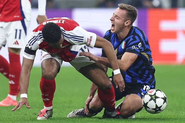 Davide Frattesi of Inter Milan is tackled by Jurrien Timber of Arsenal Inter Milan v Arsenal, UEFA Champions League, Group Stage, Football, San Siro Stadium, Milan, Italy - 06 Nov 2024 EDITORIAL USE ONLY No use with unauthorised audio, video, data, fixture lists, club league logos or live services. Online in-match use limited to 120 images, no video emulation. No use in betting, games or single club league player publications. Copyright: xMarcoxCanienero Shutterstockx 14863816k