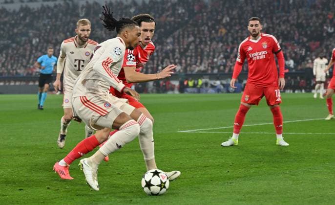 06 11 2024, xjrdrx, Football UEFA Champions League, FC Bayern Muenchen Benfica Lisbon emspor, v l Michael Olise FC Bayern Muenchen , Alvaro Carreras Benfica Lisbon DFL DFB REGULATIONS PROHIBIT ANY USE OF PHOTOGRAPHS as IMAGE SEQUENCES and or QUASI VIDEO Muenchen