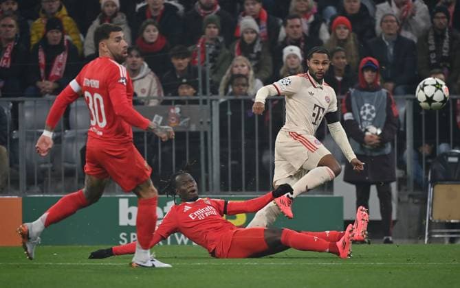 06 11 2024, xjrdrx, Football UEFA Champions League, FC Bayern Muenchen Benfica Lisbon emspor, v l Serge Gnabry FC Bayern Muenchen DFL DFB REGULATIONS PROHIBIT ANY USE OF PHOTOGRAPHS as IMAGE SEQUENCES and or QUASI VIDEO Muenchen