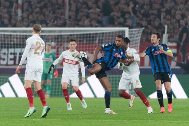 v li Angelo Stiller VfB Stuttgart, 06 , Isak Hien Atalanta Bergamo, 04 , El Bilal Toure VfB Stuttgart, 10 GER, VfB Stuttgart vs Atalanta Bergamo, Football, Men, UEFA Champions League, Matchday 4, Season 2024 2025, 06 11 2024, GER, VfB Stuttgart vs Atalanta Bergamo, Football, Men, UEFA Champions League, Matchday 4, Season 2024 2025, 06 11 2024 Stuttgart Copyright: xEibner-Pressefoto WolfgangxFrankx EP_WFK