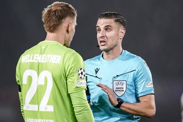 ROTTERDAM, 6-11-2024, Stadium Feijenoord de Kuip, Champions League, 2024 2025, Feyenoord - Red Bull Salzburg, Referee Donatas Rumsas and Feyenoord goalkeeper Timon Wellenreuther Feyenoord - RB Salzburg  x26683125x Copyright:
