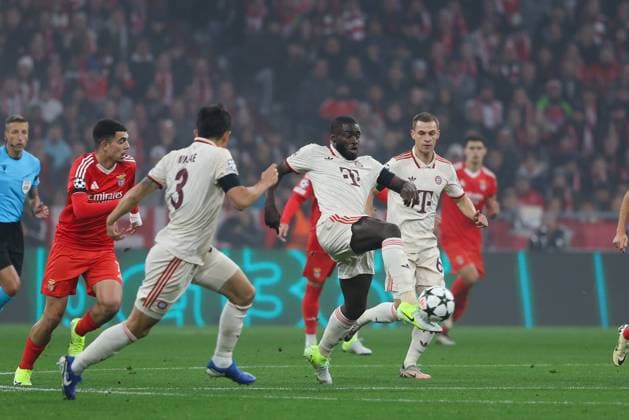 in duel, action, with Dayot Upamecano 2 FC Bayern Muenchen , FC Bayern Muenchen vs Benfica Lisbon, Champions League, Soccer, Matchday 4, 06 11 2024 Muenchen Bayern Germany Copyright: xkolbert-press ChristianxKolbertx
