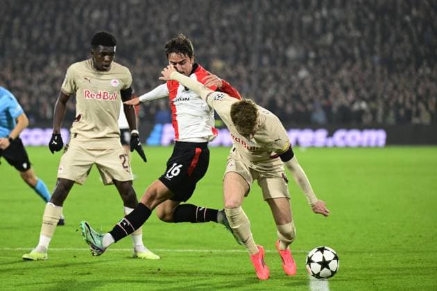 ROTTERDAM - (l-r) Hugo Bueno of Feyenoord, Bobby Clark of FC RB Salzburg during the UEFA Champions League match between Feyenoord Rotterdam and FC RB Salzburg at Feyenoord Stadion de Kuip on Nov. 6, 2024 in Rotterdam, Netherlands. ANP OLAF KRAAK UEFA Champions League 2024 25 League Phase MD4 2024 25 xVIxANPxSportx xxANPxIVx 512847605 originalFilename: 512847605.jpg