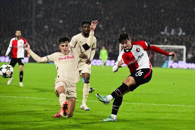 ROTTERDAM - (l-r) Nicolas Capaldo of FC RB Salzburg, Hugo Bueno of Feyenoord during the UEFA Champions League match between Feyenoord Rotterdam and FC RB Salzburg at Feyenoord Stadium de Kuip on Nov. 6, 2024 in Rotterdam, Netherlands. ANP OLAF CRACK UEFA Champions League 2024 25 League Phase MD4 2024 25 xVIxANPxSportx xxANPxIVx 512847818 originalFilename: 512847818.jpg