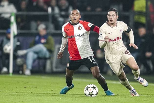 ROTTERDAM, 6-11-2024, Stadium Feijenoord de Kuip, Champions League, 2024 2025, Feyenoord - Red Bull Salzburg, Feyenoord player Igor Paixao and RB salzburg player Oscar Gloukh Feyenoord - RB Salzburg  x26683132x Copyright: