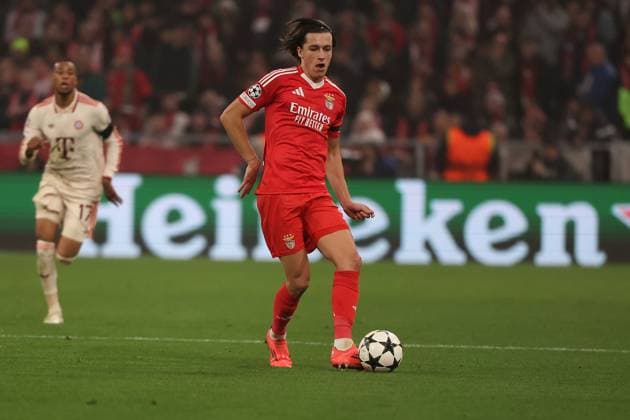 Munich, Alianz Arena UEFA Champions League 2024 25 on 6 11 2024 Matchday 4 FC Bayern Munich SL Benfica v l , Alvaro Fernandez Carreras S L Benfica on the ball, cropped image, single image, full body, action, action, match scene DFL DFB REGULATIONS PROHIBIT ANY USE OF PHOTOGRAPHS as IMAGE SEQUENCES and or QUASI VIDEO Copyright: JoaquimxFerreira
