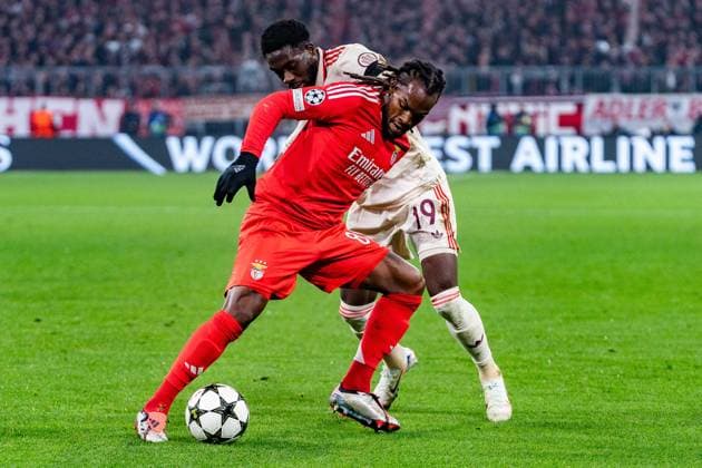 06 11 2024, FC Bayern Munich vs Benfica Lisbon, UEFA Champions League, Matchday 4 RENATO SANCHES BENFICA LISBON, 85 ALPHONSO DAVIES FC BAYERN MUENCHEN, 19 Copyright: xBahhoxKarax