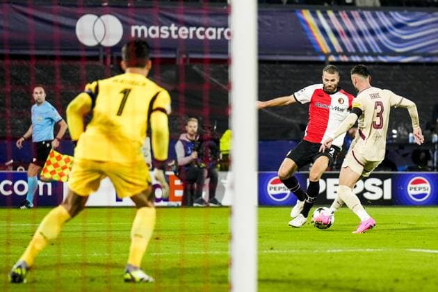 UEFA Champions League: Feyenoord v FC Red Bull Salzburg Rotterdam - RB Salzburg keeper Janis Blaswich, Bart Nieuwkoop of Feyenoord, Aleksa Terzic of RB Salzburg during the fourth round of the new format of The Champions League 2024 2025. The match is set between Feyenoord and FC Red Bull Salzburg at Stadion Feijenoord De Kuip on 6 November 2024 in Rotterdam, The Netherlands. Copyright: xYannickxVerhoevenx