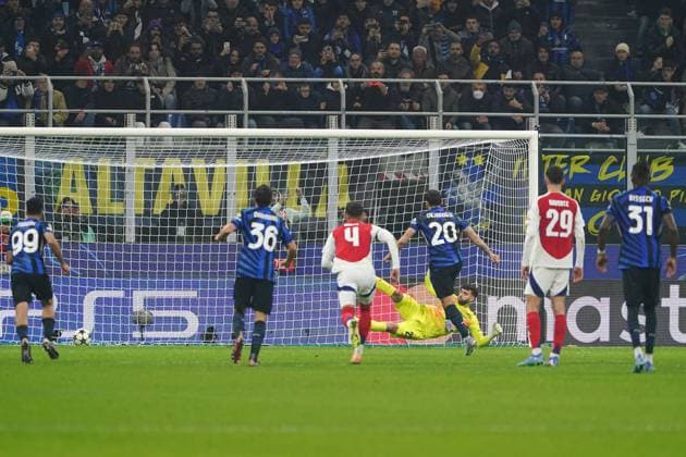 Hakan Ã?alhanoglu of Inter Milan scores the opening goal from the penalty spot Inter Milan v Arsenal, UEFA Champions League, Group Stage, Football, San Siro Stadium, Milan, Italy - 06 Nov 2024 EDITORIAL USE ONLY No use with unauthorised audio, video, data, fixture lists, club league logos or live services. Online in-match use limited to 120 images, no video emulation. No use in betting, games or single club league player publications. Copyright: xRemotePhotoPress Shutterstockx 14873845at