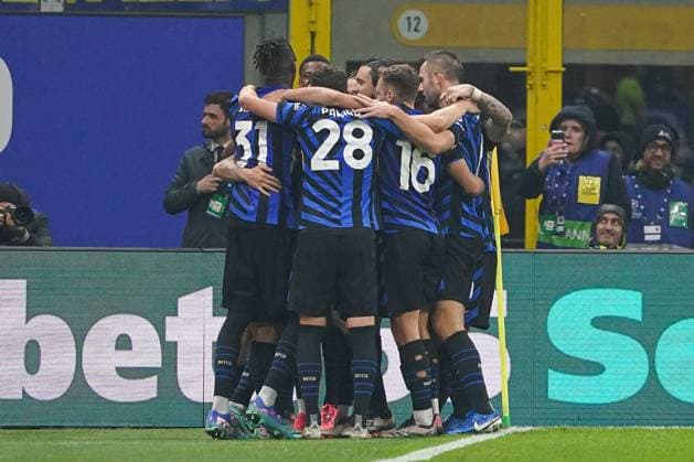 Hakan Ã?alhanoglu of Inter Milan celebrates scoring the opening goal for their side with their teammates Inter Milan v Arsenal, UEFA Champions League, Group Stage, Football, San Siro Stadium, Milan, Italy - 06 Nov 2024 EDITORIAL USE ONLY No use with unauthorised audio, video, data, fixture lists, club league logos or live services. Online in-match use limited to 120 images, no video emulation. No use in betting, games or single club league player publications. Copyright: xRemotePhotoPress Shutterstockx 14873845ar