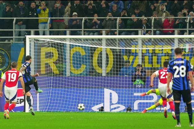 Inter Milan s Hakan Calhanoglu scores the goal 1-0 during the Uefa Champions League soccer match between Inter and Arsenal a at the San Siro Stadium in Milan, north Italy - Wednesday , November 6 , 2024. - Soccer .  Copyright: xSpada LaPressex