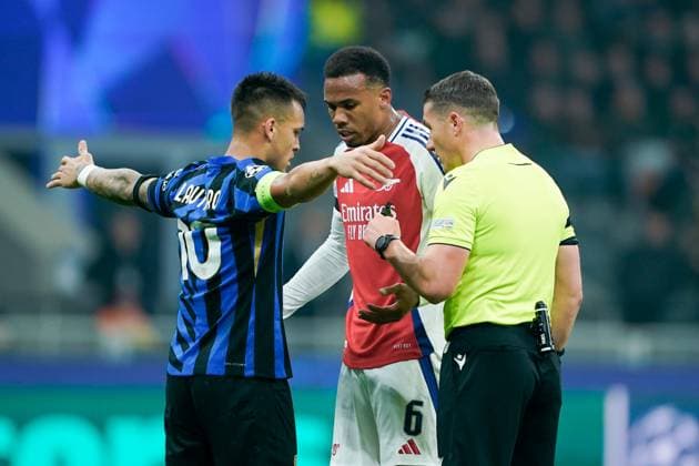 Milano Italy, November 6th 2024: Referee Istvan Kovacs (ROU) talks with Lautaro Martinez (10 Inter, left) and Gabriel (6 Arsenal) after giving them a yellow card during the UEFA Champions League football match between FC Internazionale and Arsenal FC at San Siro in Milano, Italy. (Daniela Porcelli SPP) Copyright: xDanielaxPorcellix xSPPx spp-en-DaPoSp-20241106-_DP27933