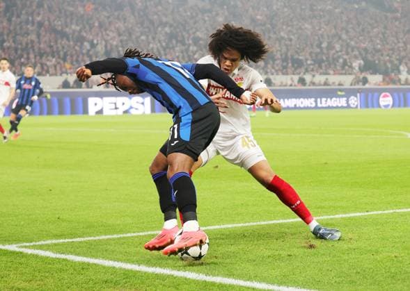 06 11 2024, Germany, Stuttgart, Football Champions League, VfB Stuttgart vs Atalanta Bergamo, v l Ademola Lookman Bergamo , Anrie Chase VfB