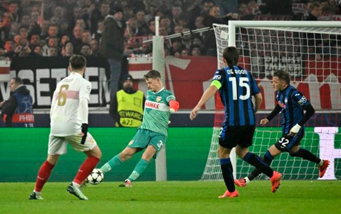Goalkeeper Alexander Nuebel VfB Stuttgart 33 Action penalty area scene, goal area scene Mateo Retegui Atalanta BC Bergamo 32 Marten de Roon Atalanta BC Bergamo 15 Angelo Stiller VfB Stuttgart 06 Champions League VfB Stuttgart vs Atalanta BC Bergamo 05 11 2024 DFL REGULATIONS PROHIBIT ANY USE OF PHOTOGRAPHS AS IMAGE SEQUENCES AND OR QUASI VIDEO Champions League VfB Stuttgart vs Atalanta BC Bergamo