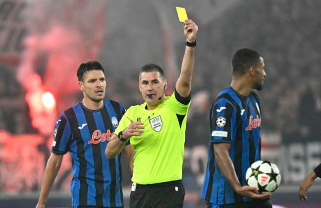 Referee Referee Rade Obrenovic SVN shows Isak Hien Atalanta BC Bergamo 04 yellow card yellow warning gesture gesture Champions League VfB Stuttgart vs Atalanta BC Bergamo 05 11 2024 DFL REGULATIONS PROHIBIT ANY USE OF PHOTOGRAPHS AS IMAGE SEQUENCES AND OR QUASI VIDEO Champions League VfB Stuttgart vs Atalanta BC Bergamo