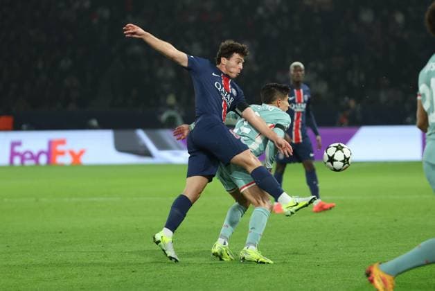 PSG - ATLETICO PHOTOPQR LE PARISIEN Le Parisien Arnaud Journois ; PARIS ; 06 11 2024 ; FOOTBALL , LIGUE DES CHAMPIONS UEFA , PHASE DE LIGUE , 4E JOURNEE , 06 11 2024 , PARIS , PARC DES PRINCES PARIS SG - ATLETICO MADRID PHOTO LE PARISIEN ARNAUD JOURNOIS Joao Neves et Giuliano Simeone PARIS France  Copyright: xPHOTOPQR LExPARISIEN MAXPPPxLexParisienx xArnaudxJournoisx 20241106LPA2391 20241106LPA2391