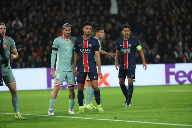 PSG - ATLETICO PHOTOPQR LE PARISIEN Le Parisien Arnaud Journois ; PARIS ; 06 11 2024 ; FOOTBALL , LIGUE DES CHAMPIONS UEFA , PHASE DE LIGUE , 4E JOURNEE , 06 11 2024 , PARIS , PARC DES PRINCES PARIS SG - ATLETICO MADRID PHOTO LE PARISIEN ARNAUD JOURNOIS Warren Zaire-Emery et Rodrigo De Paul PARIS France  Copyright: xPHOTOPQR LExPARISIEN MAXPPPxLexParisienx xArnaudxJournoisx 20241106LPA2420 20241106LPA2420