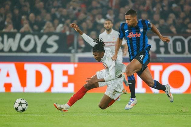 06 11 2024, Germany, Stuttgart, Football Champions League, VfB Stuttgart vs Atalanta Bergamo, v l El Bilal Toure VfB Isak Hien Bergamo In accordance with the regulations of the DFL German Football League, it is prohibited to exploit or have exploited photographs taken in the stadium and or of the match in the form of sequential images and or video-like photo series