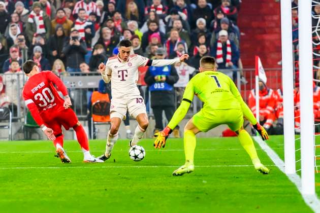GER, UEFA CL, FC Bayern Muenchen GER vs Benfica Lisbon PRT 06 11 2024, Allianz Arena, Muenchen, GER, UEFA CL, FC Bayern Muenchen GER vs Benfica Lisbon PRT , UEFA regulations prohibit any use of photographs as image sequences and or quasi video, in the picture Nicol‡s Nicolas Otamendi Benfica 30 in a duel against Jamal Musiala FCB 42 with Anatolij Trubin Benfica 1 nordphotoxGmbHx xStraubmeier nph00004
