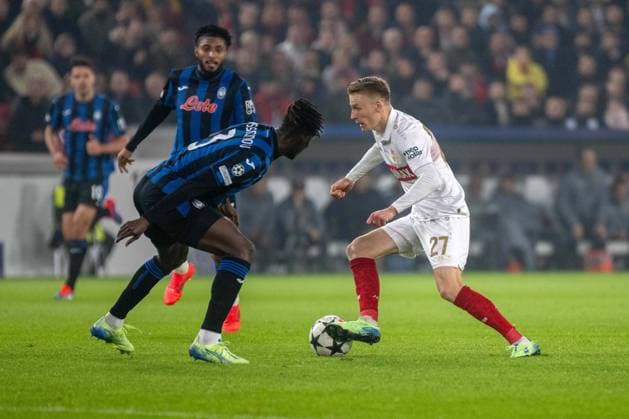 Odilon Kossounou Atalanta BC and Chris Führich VfB Stuttgart xettx, Germany, Stuttgart, 06 11 2024, Football, UEFA Champions League VfB Stuttgart vs Atalanta Bergamo, Season 2024 2025, Match Day 4, MHP Arena Photo A2 Bildagentur Peter Hartenfelser