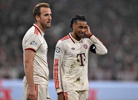 06 11 2024, Football UEFA Championsleague 2024 2025 Matchday 4, FC Bayern Munich Benfica Lisbon, in the Allianz Arena Munich v l Harry Kane FC Bayern Munich and Michael Olise FC Bayern Munich are dissatisfied DFL and DFB regulations prohibit any use of photographs as image sequences and or quasi video
