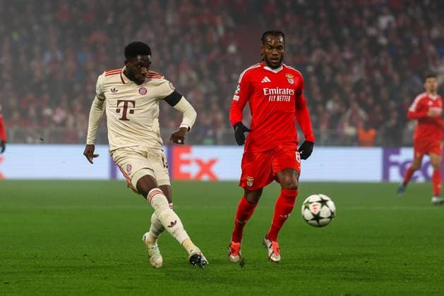 in duel, action, with Alphonso Davies 19 FC Bayern Muenchen , Renato Sanches 85 Benfica Lisbon , FC Bayern Muenchen vs Benfica Lisbon, Champions League, Soccer, Matchday 4, 06 11 2024 Muenchen Bayern Germany Copyright: xkolbert-press ChristianxKolbertx