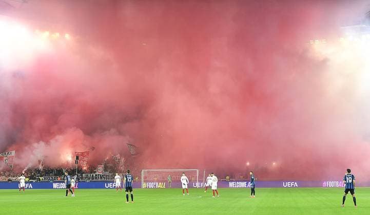 06 11 2024, xhbx, Football UEFA Champions League, VfB Stuttgart Atalanta Bergamo emspor, v l Fans, Scarves, Flags, Smoke, Bengalos, Banners of VfB Stuttgart DFL DFB REGULATIONS PROHIBIT ANY USE OF PHOTOGRAPHS as IMAGE SEQUENCES and or QUASI VIDEO Stuttgart