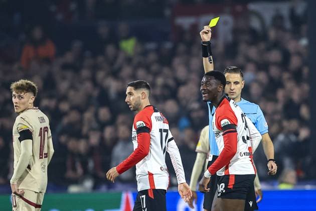 ROTTERDAM, 6-11-2024, Stadium de Kuip, Champions League, 2024 2025, Feyenoord - Red Bull Salzburg, Referee Donatas Rumsas and Feyenoord player Ibrahim Osman Feyenoord - RB Salzburg  x26683546x Copyright: