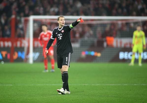 Munich, Germany, 06 November 2024 Football, Men, Champions League, Season 2024 2025, FC Bayern Munich Benfica Lisbon, Allianz Arena, Matchday 4 Manuel Neuer FC Bayern Munich raises left arm, index finger, point, indicate, direction, give instruction