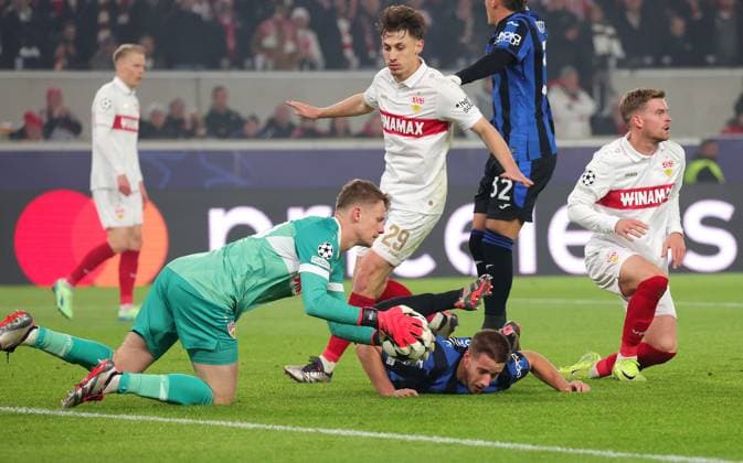 06 11 2024, Germany, Stuttgart, Soccer Champions League, VfB Stuttgart vs Atalanta Bergamo, f l Alexander Nübel VfB , Anthony Rouault VfB , Mario Pasalic Bergamo , Mateo Retegui Bergamo , Maximilian Mittelstädt VfB
