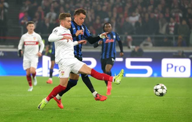 06 11 2024, Germany, Stuttgart, Soccer Champions League, VfB Stuttgart vs Atalanta Bergamo, v l Maximilian Mittelstädt VfB , Mateo Retegui Bergamo