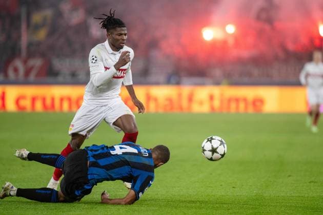Isak Hien Atalanta BC and El Bilal Toure VfB Stuttgart xettx, Germany, Stuttgart, 06 11 2024, Football, UEFA Champions League VfB Stuttgart vs Atalanta Bergamo, Season 2024 2025, Match Day 4, MHP Arena Photo A2 Bildagentur Peter Hartenfelser