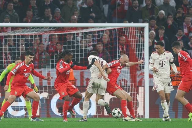 in duel, action, with Renato Sanches 85 Benfica Lisbon , Joao Palhinha 16 FC Bayern Muenchen , Frederik Aursnes 8 Benfica Lisbon , FC Bayern Muenchen vs Benfica Lisbon, Champions League, Soccer, Matchday 4, 06 11 2024 Muenchen Bayern Germany Copyright: xkolbert-press ChristianxKolbertx