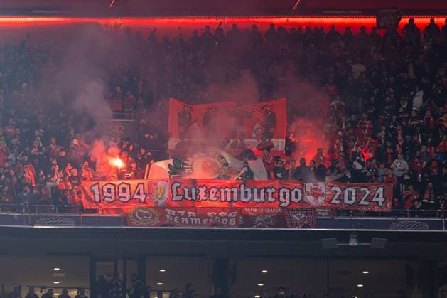 Munich, Germany, Novemberr 06st 2024: SL Benfica Fans during the UEFA Champions League football match between FC Bayern Munich and Benfica Lisbon at Allianz Arena in Munich, Germany. Philipp Kresnik (Philipp Kresnik SPP) Copyright: xPhilippxKresnikx xSPPx spp-en-PhKrSp-_KRE0294-Verbessert-RR