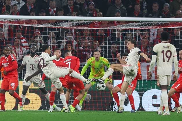 in duel, action, with Jamal Musiala 42 FC Bayern Muenchen , Joao Palhinha 16 FC Bayern Muenchen , FC Bayern Muenchen vs Benfica Lisbon, Champions League, Soccer, Matchday 4, 06 11 2024 Muenchen Bayern Germany Copyright: xkolbert-press ChristianxKolbertx