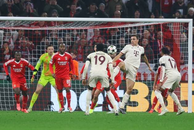 in duel, action, with Joao Palhinha 16 FC Bayern Muenchen , FC Bayern Muenchen vs Benfica Lisbon, Champions League, Soccer, Matchday 4, 06 11 2024 Muenchen Bayern Germany Copyright: xkolbert-press ChristianxKolbertx