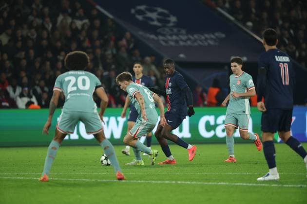 PSG - ATLETICO PHOTOPQR LE PARISIEN Le Parisien Arnaud Journois ; PARIS ; 06 11 2024 ; FOOTBALL , LIGUE DES CHAMPIONS UEFA , PHASE DE LIGUE , 4E JOURNEE , 06 11 2024 , PARIS , PARC DES PRINCES PARIS SG - ATLETICO MADRID PHOTO LE PARISIEN ARNAUD JOURNOIS Pablo Barrios et Ousmane Dembélé PARIS France  Copyright: xPHOTOPQR LExPARISIEN MAXPPPxLexParisienx xArnaudxJournoisx 20241106LPA2429 20241106LPA2429