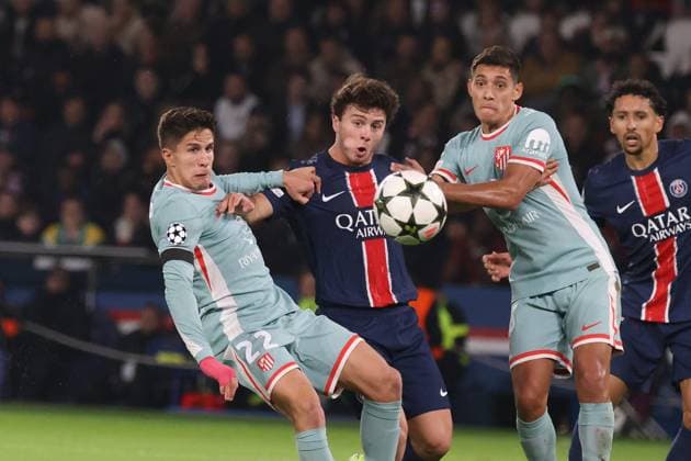 Football - Ligue des Champions PHOTOPQR LE PARISIEN Olivier Lejeune ; ; 06 11 2024 ; À l occasion de la quatrième journée de Ligue des Champions, le Paris Saint-Germain reçoit l Atlético Madrid ce mercredi 6 novembre 2024 au Parc des Princes. PH : O.Lejeune Giuliano Simeone, Joao Neves et Nahuel Molina France  Copyright: xPHOTOPQR LExPARISIEN MAXPPPxLP xOlivierxLejeunex 20241106LPA2445 20241106LPA2445
