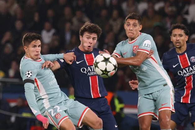 Football - Ligue des Champions PHOTOPQR LE PARISIEN Olivier Lejeune ; ; 06 11 2024 ; À l occasion de la quatrième journée de Ligue des Champions, le Paris Saint-Germain reçoit l Atlético Madrid ce mercredi 6 novembre 2024 au Parc des Princes. PH : O.Lejeune Giuliano Simeone, Joao Neves et Nahuel Molina France  Copyright: xPHOTOPQR LExPARISIEN MAXPPPxLP OlivierxLejeunex 20241106LPA2446 20241106LPA2446